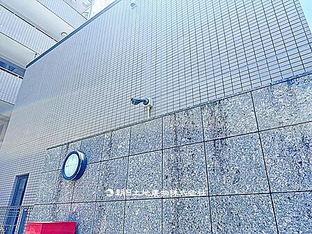 防犯カメラを設置し、住まいの安全性に配慮。不審者の抑止効果が期待でき、留守中や夜間も安心感があります。防犯意識の高い方におすすめの設備です。