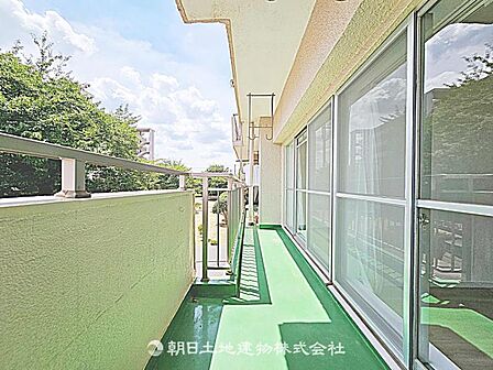 【バルコニー】幅広バルコニーでくつろぎの時間も楽しめます。コーヒーを飲みながら日光浴や読書もできる快適な空間です。