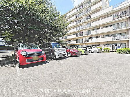 敷地内にお車を停められる便利な駐車場スペース。お買い物帰りや雨の日のお出かけ、重い荷物の出し入れもスムーズです。