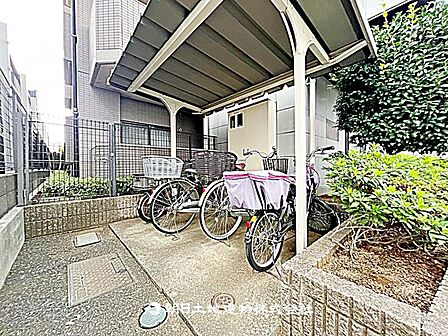 サドルが濡れず嬉しい屋根付き駐車場