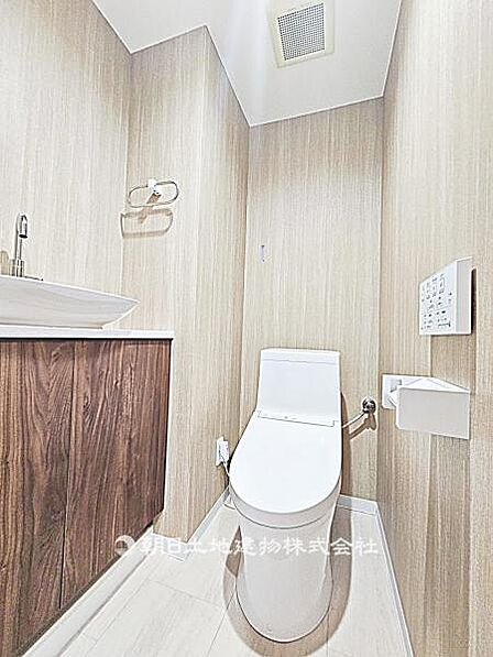【トイレ】独立した手洗い場を備えたトイレです。来客時にも使いやすく、清潔感を保ちやすい仕様となっています。
