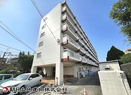 【外観】重厚感のある落ち着いた外観です。周囲の環境と美しく調和し、安心感のある佇まいが来客時にも好印象を与えます。