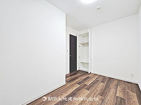 【居室】省スペースながら実用性のある居室です。必要な家具を配置しやすく、無駄なく使える空間です。