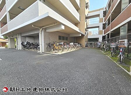 敷地内にしっかり確保された駐輪場スペース。整理整頓されており、毎日の通勤・通学や日々のお買い物にも便利です。