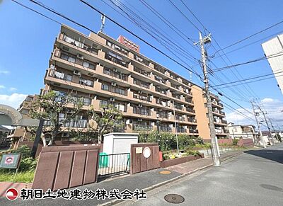 外観:【外観】落ち着いた色合いが印象的な外観です。周囲の街並みに自然と調和し、長く住んでも飽きのこない佇まいが魅力の住まいです。 外観:【外観】落ち着いた色合いが印象的な外観です。周囲の街並みに自然と調和し、長く住んでも飽きのこない佇まいが魅力の住まいです。