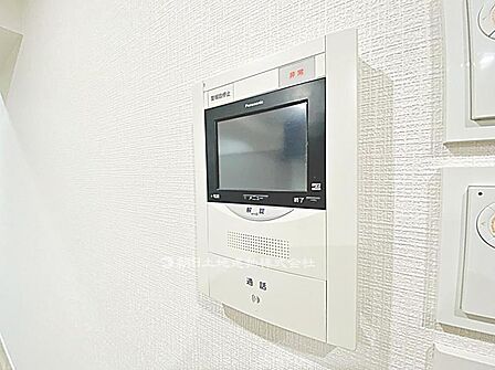 便利なTVモニター付きインターホンです。来客を画面で確認でき、安心して応対できる、防犯性の高い設備です。