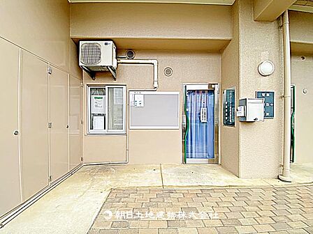 敷地内には管理人室があり、日々の管理体制も良好。防犯面や万が一の際にも心強い環境です。