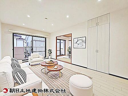 【リビング】無駄を省いたリビング空間です。必要な家具を配置しても圧迫感が出にくく、すっきりと暮らせます。(家具等はCG加工です)