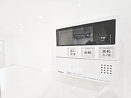 給湯器パネルが設置されています。お湯の温度や設定が簡単に操作でき、毎日の入浴や家事が快適に行える設備です。