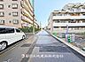 外観：前面道路が広く、車の通行や駐車がしやすい立地です。開放感があり、快適に生活できる住まいです。
