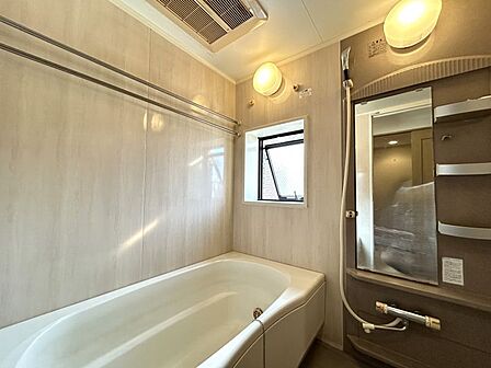 マンションには珍しく浴室には窓が付いております!カビ防止対策もばっちりです♪