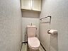 トイレ：トイレには収納棚がありトイレットペーパーやトイレ備品類もすっきり！見えない収納が可能です♪