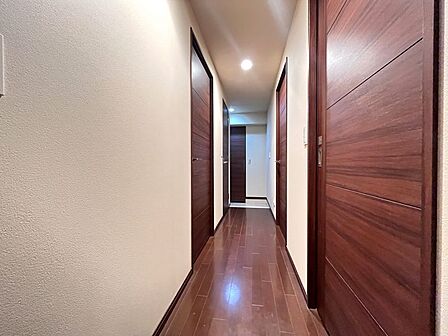 落ち着いた色合いのフローリングと建具で統一された廊下です◎