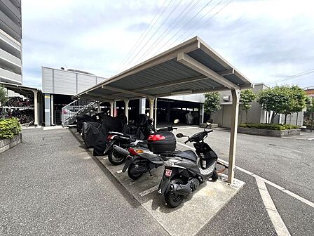 バイク置き場あり!大切なバイクの保管にも便利で、日々の移動や趣味をより快適にサポートします!