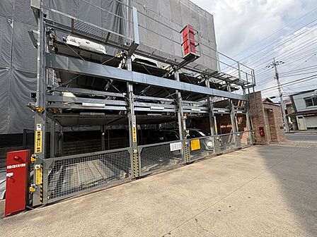 地下1階・地上15階建て5階部分。角部屋、南向きで、陽当り・風通し・眺望良好です。