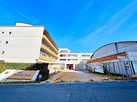 日進市立梨の木小学校年間を通してさまざまな行事が予定されています。授業参観もあり、子ども達の充実した学校生活を見学することもできます。 740m