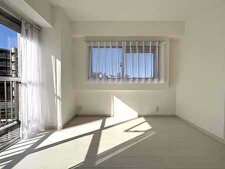 明るい光が差し込む、心地よい洋室です