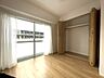 寝室：◎主寝室4.5帖バルコニーに面して明るいお部屋になっています♪
