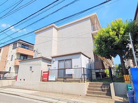 シンプルで親しみやすい外観。静かな暮らしを求める方に。