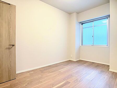 ◎建具やフローリングの色調も落ち着きのある色調ですね♪