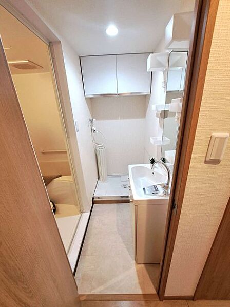 洗濯機置場の上には収納棚もあり、使いやすい造りです
