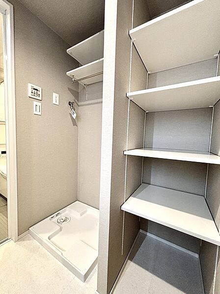 洗濯機置場の横にもタオル類が収納できる棚がございます