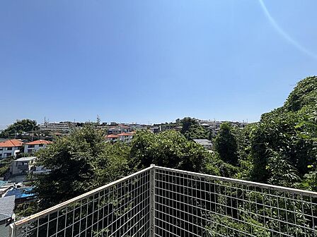 バルコニーからの眺望。開けており、開放感があります。