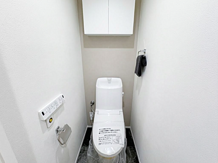 清潔感と機能性に優れた温水洗浄便座つきトイレ