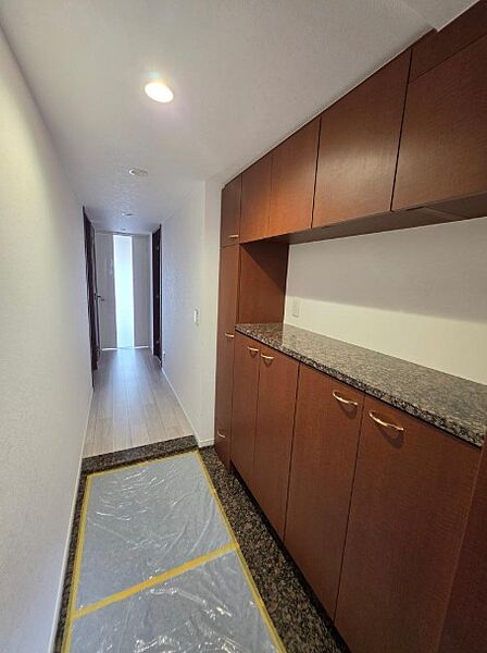 ◎玄関には大型シューズBOX♪玄関を広く使えますね♪重厚感ある色調のシューズBOX