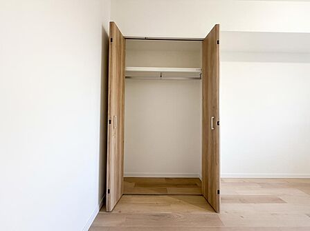 ◆各居室に収納完備。主寝室にはこちらのクローゼット
