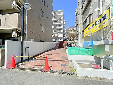 ◎前面道路からマンションへの通路♪通路手前にゴミ置き場その奥には自転車置き場ございます♪