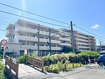 外観：【外観】中野島駅徒歩4分／ペットと暮らせるお部屋／最上階につき眺望良好／南東角部屋につき陽当たり＆通風良好／安心のオートロック付き