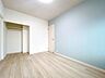 室内：【リフォーム済】南側約6帖洋室です。床はフローリング仕上げ、壁・天井はクロス張替えを行いました。