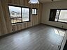 洋室：2階洋室です。２面採光の明るいお部屋です。２部屋に仕切ることも可能です。