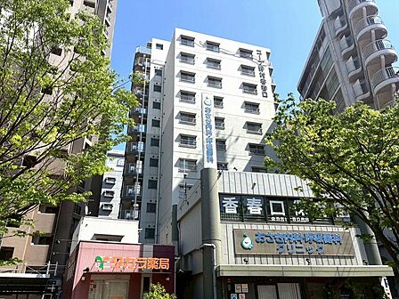 マンション1階にはクリニック・薬局があり、日常生活を支える安心の住環境が魅力です。