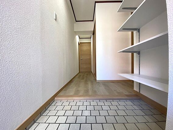玄関ドアを開け...