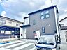 外観：落ち着きのあるグレーとホワイトの洗練されたツートンカラーの外観です。カースペースも完備されており、お車の出し入れや日々の暮らしも快適に行えます。