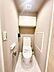 トイレ：白で統一された清潔感のあるトイレには吊戸棚があり、トイレットペーパーや消耗品が収納できます