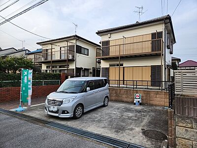 外観：駐車スペース楽々4台分(車種によります)、運転が苦手な方でも余裕を持って駐車できます！　　