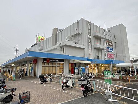 イズミヤ小林店 徒歩23分。食料品は21:00まで営業していますので、お仕事帰りも夜遅くにも立ち寄ることができます。駐車場あり。 1790m