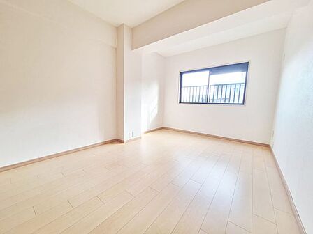 玩具が散らかってしまっても狭さを感じない広々とした洋室です。シンプルな洋室でお部屋のコーディネートが楽しめます。お好みのスタイルに彩ってお気に入りの空間にできますね
