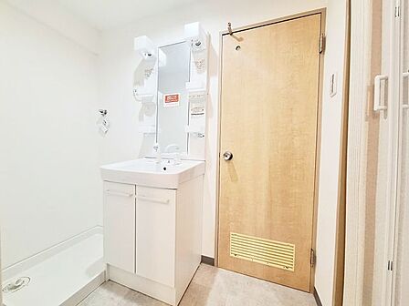 身支度やお風呂上がり、寝る前の準備などの際に嬉しい大きな鏡付きです洗面所には洗濯機置き場あり！