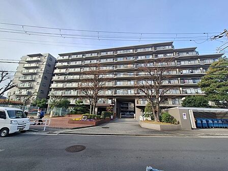 室内リフォーム済なので、綺麗な状態で過ごせます。マンションの周囲には緑もあり、穏やかな雰囲気です。のびのびお住まいいただけます。