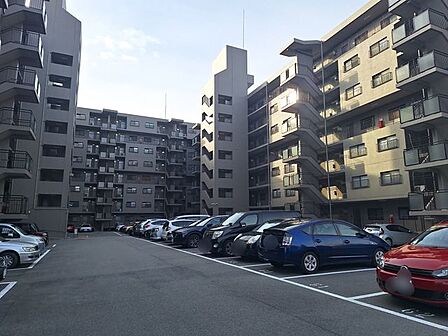 敷地内に駐車場あり！屋内のため、雨の日も安心です。現在の空き状況は当店にお問合せください。