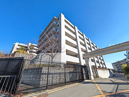 シンプルながらも存在感のあるマンション外観は、住む人を魅了し、日常に特別な時間をもたらします。都会的なデザインが魅力で、住む人に誇りを与える空間です