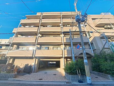 駅から徒歩8分のマンションは、通勤や通学にとても便利で、時間を有効に使える素晴らしい立地です!