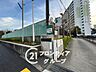 周辺：西宮市立鳴尾南中学校 徒歩9分。整備された通学路で毎日の登下校も安心です。学びと成長の大切な時期を地域に見守られながら過ごせる、子育て世帯に嬉しい教育環境が整っています 660m