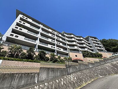 外観:シンプルながらも存在感のあるマンション外観は、住む人を魅了し、日常に特別な時間をもたらします。都会的なデザインが魅力で、住む人に誇りを与える空間です 外観:シンプルながらも存在感のあるマンション外観は、住む人を魅了し、日常に特別な時間をもたらします。都会的なデザインが魅力で、住む人に誇りを与える空間です