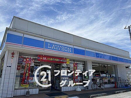 ローソン宝塚高司一丁目店 徒歩4分。ちょっとした買い足しや夜間の利用にも便利なコンビニ。日用品はもちろん、ATMや公共料金の支払いも気軽に利用でき、忙しい毎日を支えてくれる心強い存在です。 320m