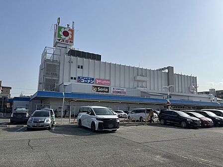 ホームセンターコーナンイズミヤ小林店 徒歩2分。 160m